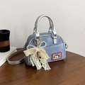 Borsa bowling in denim blu con manici in metallo e toppa ricamata a forma di cucciolo - Blu con Pendente