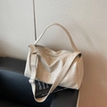 Borsa a cuscino beige in ecopelle con goffratura Love 105 e ampia tracolla - Bianco Sporco