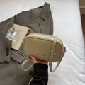 Groene minimalistische crossbodytas met lychee textuur en zilveren rits details - Groen