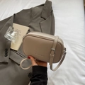 Petit sac carré beige texture litchi avec bandoulière réglable pour femmes élégantes - Abricot