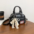 Borsa bowling in pelle nera con toppa a cucciolo e ciondolo di perle e pizzo - Nero con ciondolo
