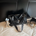 Sac à main noir en cuir avec papillons argentés et pendentif chien à perles - Avec Pendentif / Noir