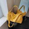 Grande borsa da viaggio in pelle PU giallo brillante con dettaglio LOVE 10 goffrato - Giallo