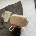 Sac bandoulière beige texture litchi avec double zip et bandoulière réglable - Blanc Cassé