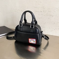 Sac bowling chic en cuir PU noir avec texture vintage et détail de patch de chiot - Noir sans Pendentif