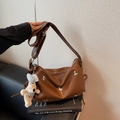 Sac croissant marron avec papillons argentés et un joli pendentif chien en peluche - Avec Pendentif / Marron