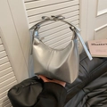 Bolso plateado metalizado en forma de media luna con detalle de lazo elegante - Plateado