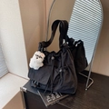 Borsa a secchiello minimalista in nylon nero con ciondolo a cucciolo per donna - Nero con ciondolo