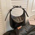 Elegante bolso de media luna en piel sintética negra con detalle de lazo en el asa - Negro