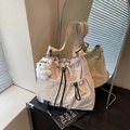 Borsa a secchiello in nylon beige con coulisse e ciondolo a forma di cagnolino - Bianco Crema Con Ciondolo