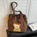 Borsa tote in tela marrone con ricamo di orso e chiusura a coulisse da donna - Marrone