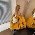 Borsa a secchiello gialla con coulisse e simpatico ciondolo a forma di cane - Giallo con Ciondolo
