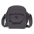 Detalle de bolso bandolera de nailon gris oscuro con logotipo y correa ancha ajustable - gris oscuro