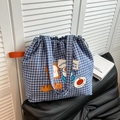 Borsa tote in tela a quadretti blu con graziosi ricami e chiusura a coulisse - Blu
