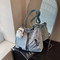 Borsa a secchiello in nylon azzurro con coulisse e simpatico portachiavi a forma di cane - Blu con Pendente