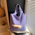 Lila Canvas-Tragetasche mit 3D-Plüschbär und stilvoller kursiver Bestickung - Taro-Lila