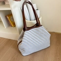 Borsa tote in tela a righe blu e bianche con manici in pelle marrone in interni - Blu