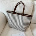 Grande borsa tote in tela a righe bianche e nere con manici in finta pelle marrone - Nero