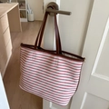 Grande borsa tote in tela a righe rosse con manici in pelle marrone e anelli in metallo - Rosso