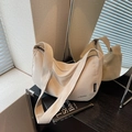 Bolso bandolera de lona beige en forma de media luna con logo negro y correa ancha - Gris Beige