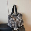 Elegante borsa tote in tela a scacchi bianchi e neri con stampa a farfalla e ampi manici - Stile Quadri Farfalla Stampa (Quadri Neri) / Quadri Neri