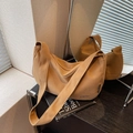 Bolso bandolera de lona marrón tipo hobo con correa ancha y gran capacidad total - Caramelo