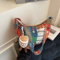 Retro patchwork halve maan tas met kleurrijke patronen en koffiekopje pluche hanger - Meerkleurig Met Hanger