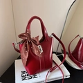 Elegante borsa a secchiello rossa in pelle lucida con foulard in seta a pois bianchi - Borgogna
