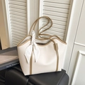 Bolso tote blanco roto con grabado de lichi, asas marrones y pañuelo de seda decorativo - Blanco