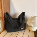 Schwarze große wasserfeste Nylon-Umhängetasche mit verstellbarem Gurt und Logo - Schwarz