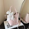 Borsa a secchiello in vernice rosa con foulard a pois e chiusura in metallo - Rosa