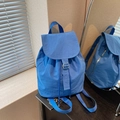 Sac à dos léger en nylon bleu vif avec fermeture à cordon et boucle argentée tendance - Bleu