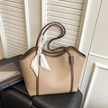 Bolso tote grande caqui con ribete marrón, textura de cuero granulado y pañuelo seda - Caqui