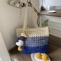 Bolso tote de ganchillo minimalista en rayas crema y azul con colgante de pájaro - Azul con Colgante