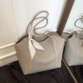 Bolso tote grande color topo con textura de grano y pañuelo de seda en el asa larga - Gris