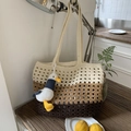 Bolso tote de ganchillo degradado en tres tonos con colgante de ave marina para playa - Café con Colgante