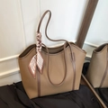 Bolso tote marrón de cuero granulado con gran capacidad y detalle de pañuelo decorativo - Marrón