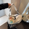 Sac croissant en nylon beige clair avec bandoulière et chaîne de perles déco - Avec Pendentif / Blanc Cassé