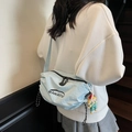 Sac bandoulière en nylon bleu clair avec logo noir et pendentif de dessin animé mignon - Avec Pendentif / Bleu