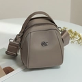 Detail van de kaki schelpvormige crossbodytas met dubbele rits en brede riem - Khaki
