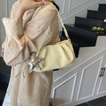 Borsa a nuvola arricciata giallo crema con manico intrecciato e ciondolo a stella - Borsa Nuvola Plissettata Giallo Crema (Con Ciondolo) / Giallo (Con Ciondolo)