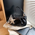 Borsa a mano in pelle cerata nera lucida con pieghe retrò e manico intrecciato - Borsa Nuvola Plissettata Nero Lucido (Con Ciondolo) / Nero (Con Ciondolo)