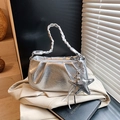 Borsa a nuvola in pelle argentata stropicciata con manico intrecciato e ciondolo a stella - Borsa Nuvola Plissettata Argento Metallizzato (Con Ciondolo) / Argento (Con Ciondolo)