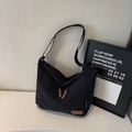 Grande borsa a tracolla in tela nera con tracolla regolabile e tiretti in pelle - Nero