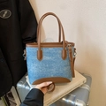 Sac fourre-tout en denim bleu et cuir marron avec imprimé FASHION & BAGS en situation réelle - Brun Sans Pendentif