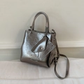 Piccola borsa quadrata argento metallizzato con effetto pelle crepata e mini ciondolo - Argento Champagne
