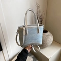 Mini cabas en denim bleu clair avec garniture en PU argenté et bandoulière amovible - Argent Sans Pendentif