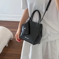 Borsa a mano nera plissettata con portamonete, mostrata indossata da modella - Nero