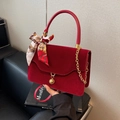 Elegante borsa da sposa in velluto rosso vino con sciarpa floreale e tracolla dorata - Rosso Ancorra