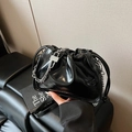 Borsa a secchiello in vernice nera lucida con catena argento e coulisse - Nero